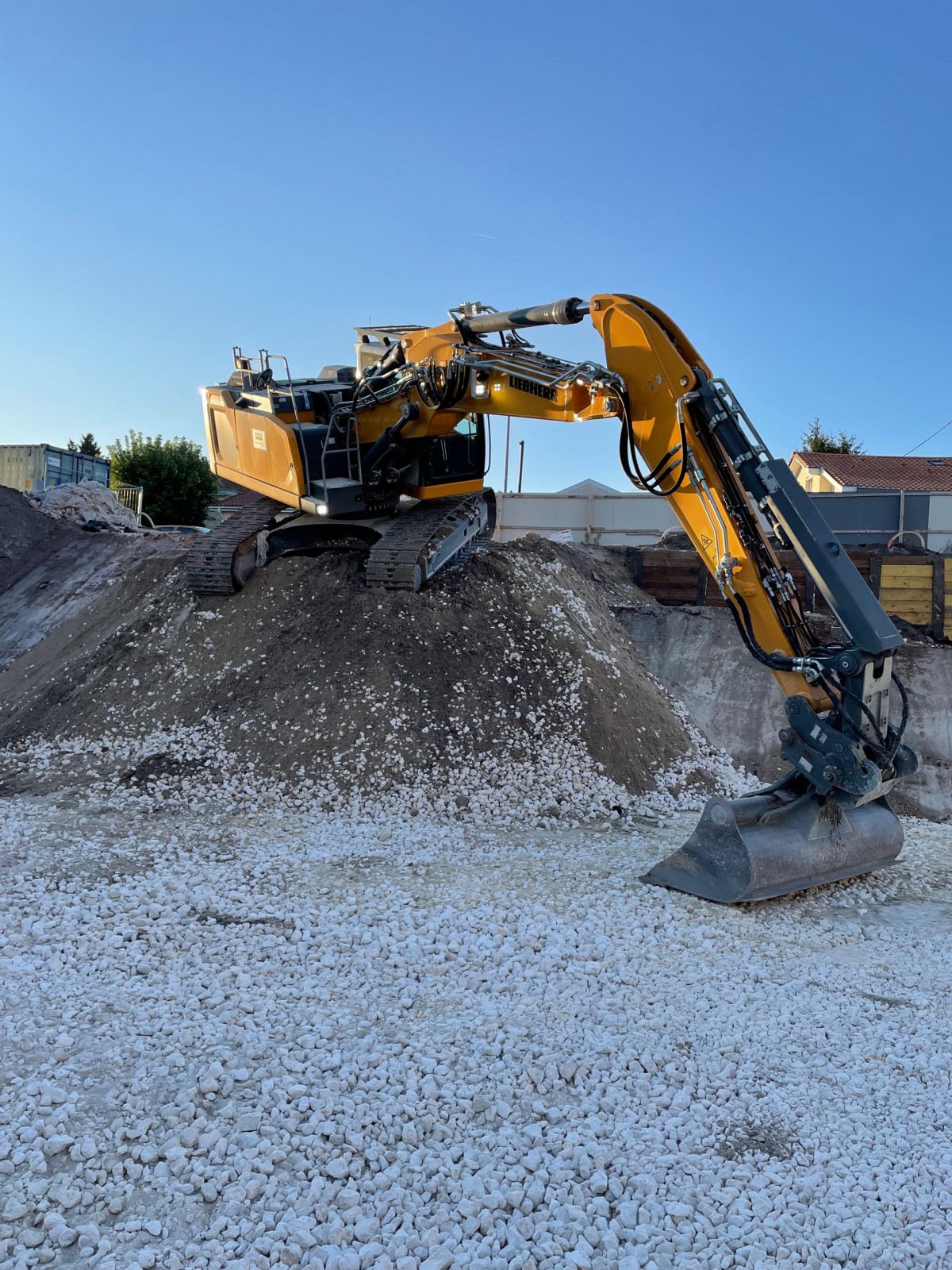 Terrassement et évacuation de terre sur un terrain sur la commune de Pessac en Gironde