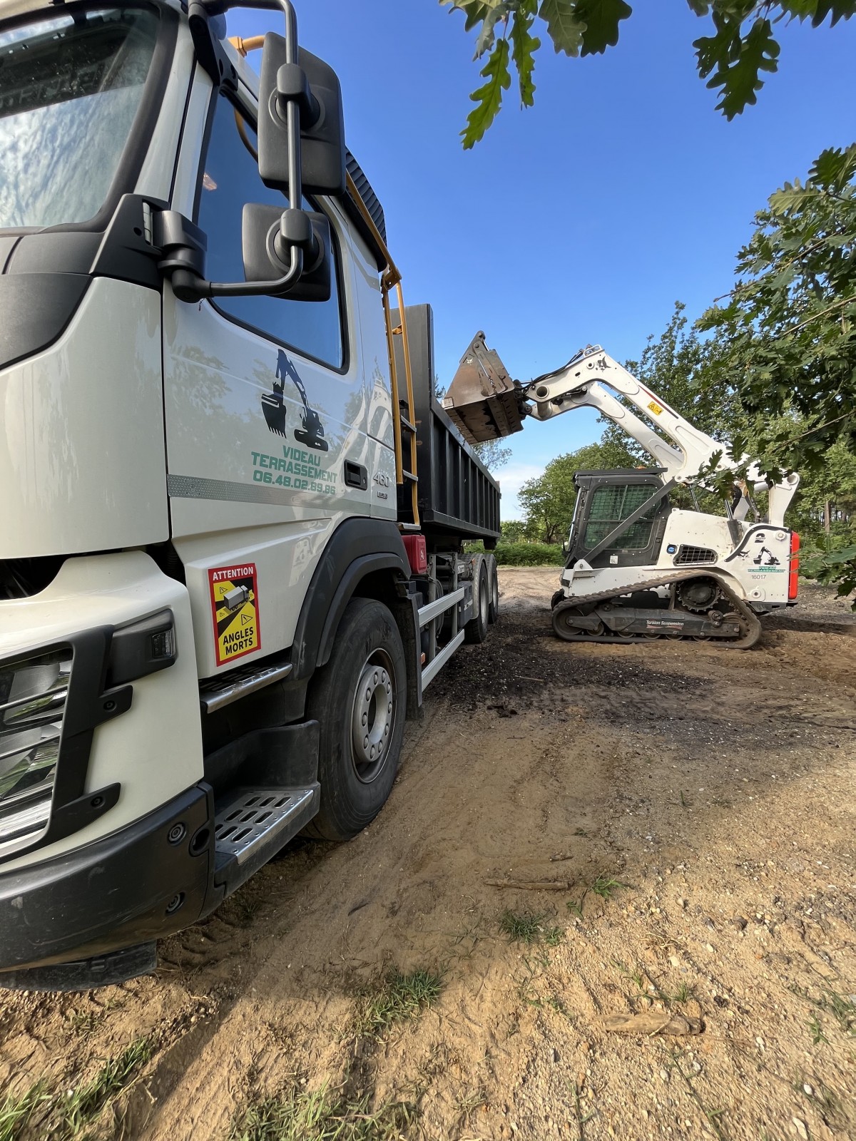 Drainage d’un fossé avec chargeuse et poly benne au Taillan Médoc en Gironde