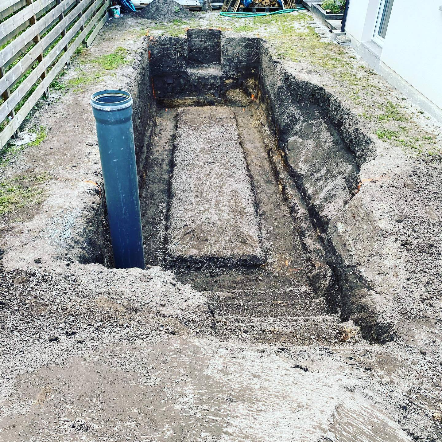 Terrassement piscine et aménagement extérieur avec accès réduit à Saint Médard en Jalles