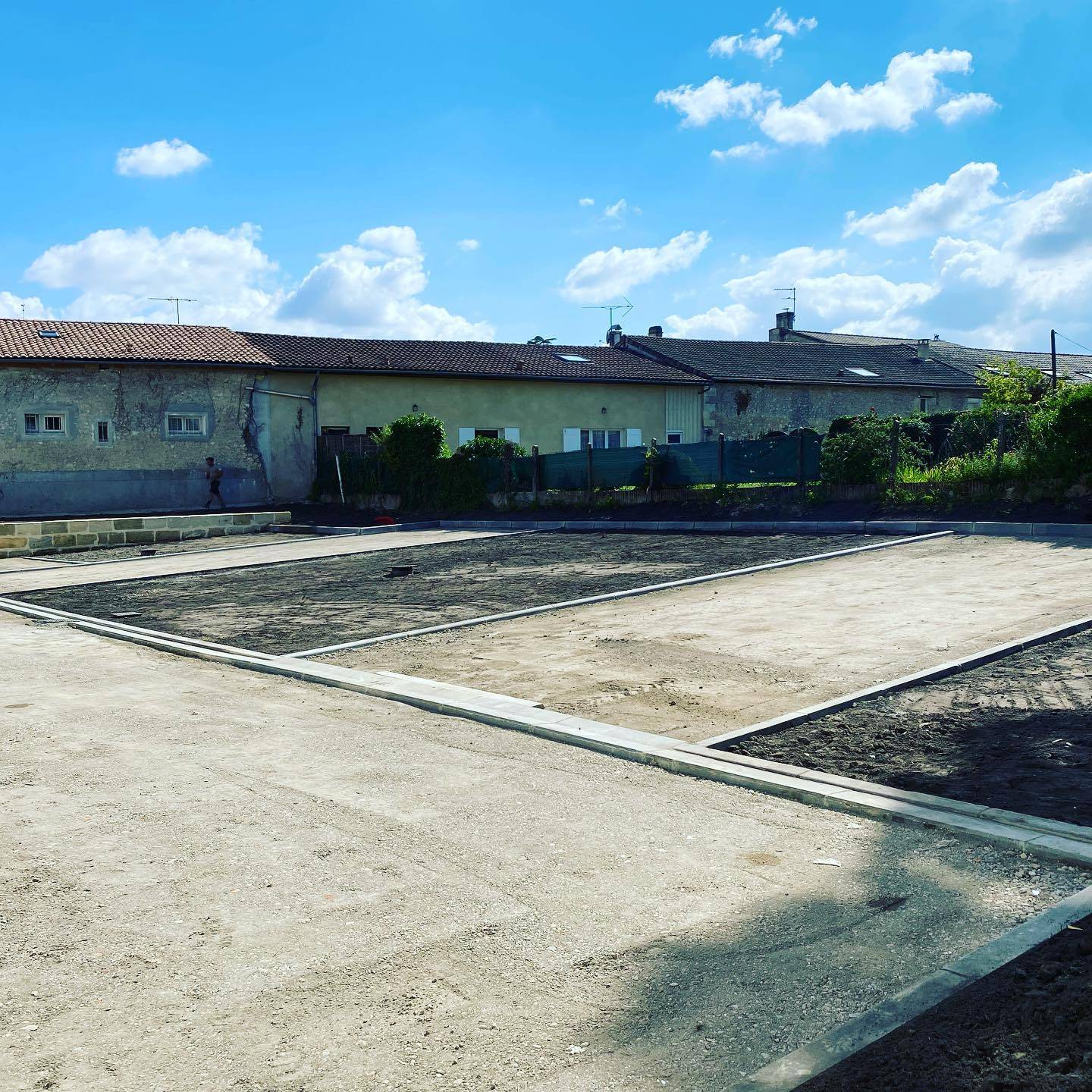Création parking avec béton concassé, bordures béton, caniveaux et enrobé pour accès réduit au Taillan Medoc en Gironde.