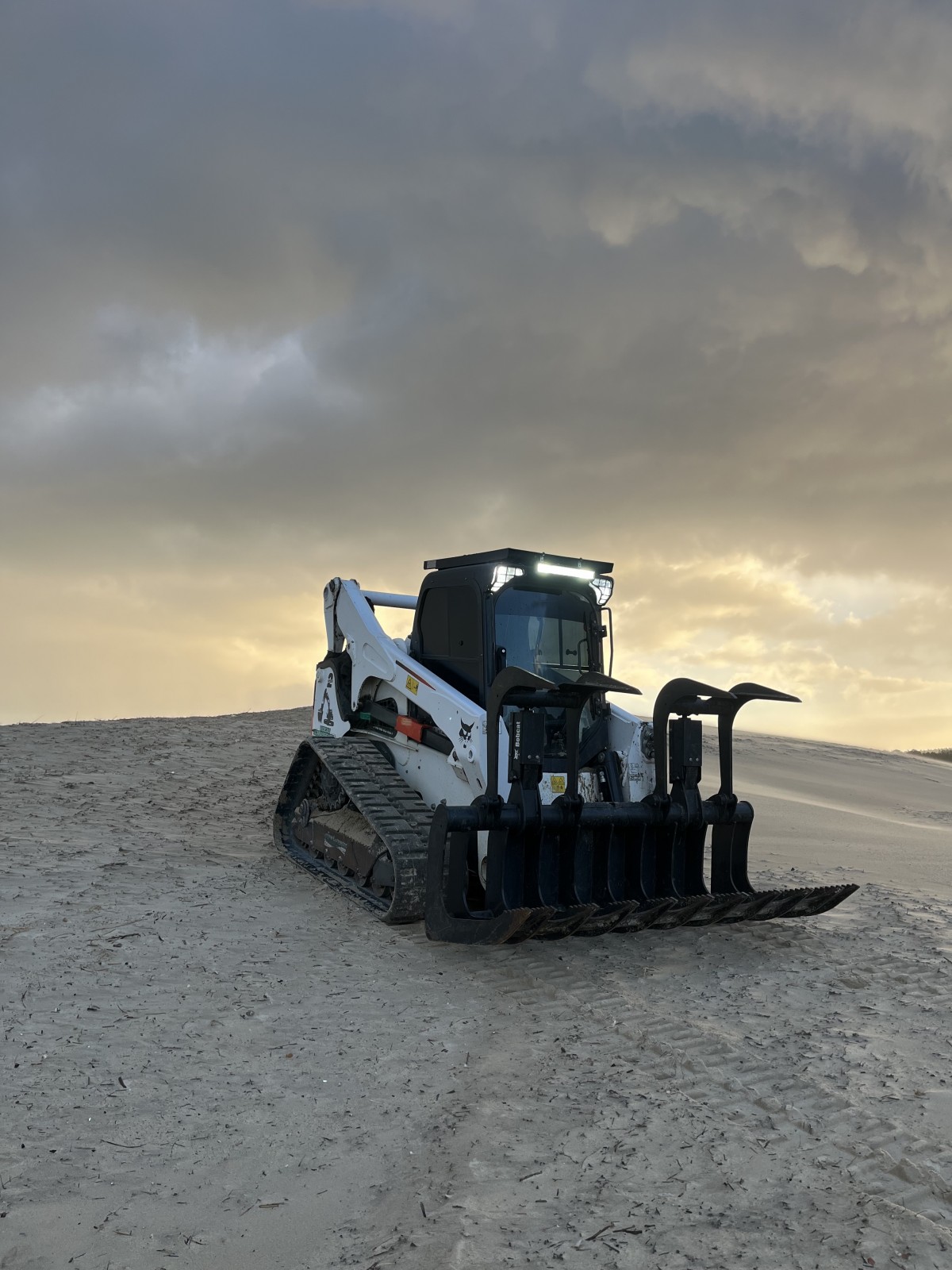 Entretien et broyage forestier à  Carcan plage avec remise en état des dunes . proche de Lacanau, Hourtin, maubuisson .