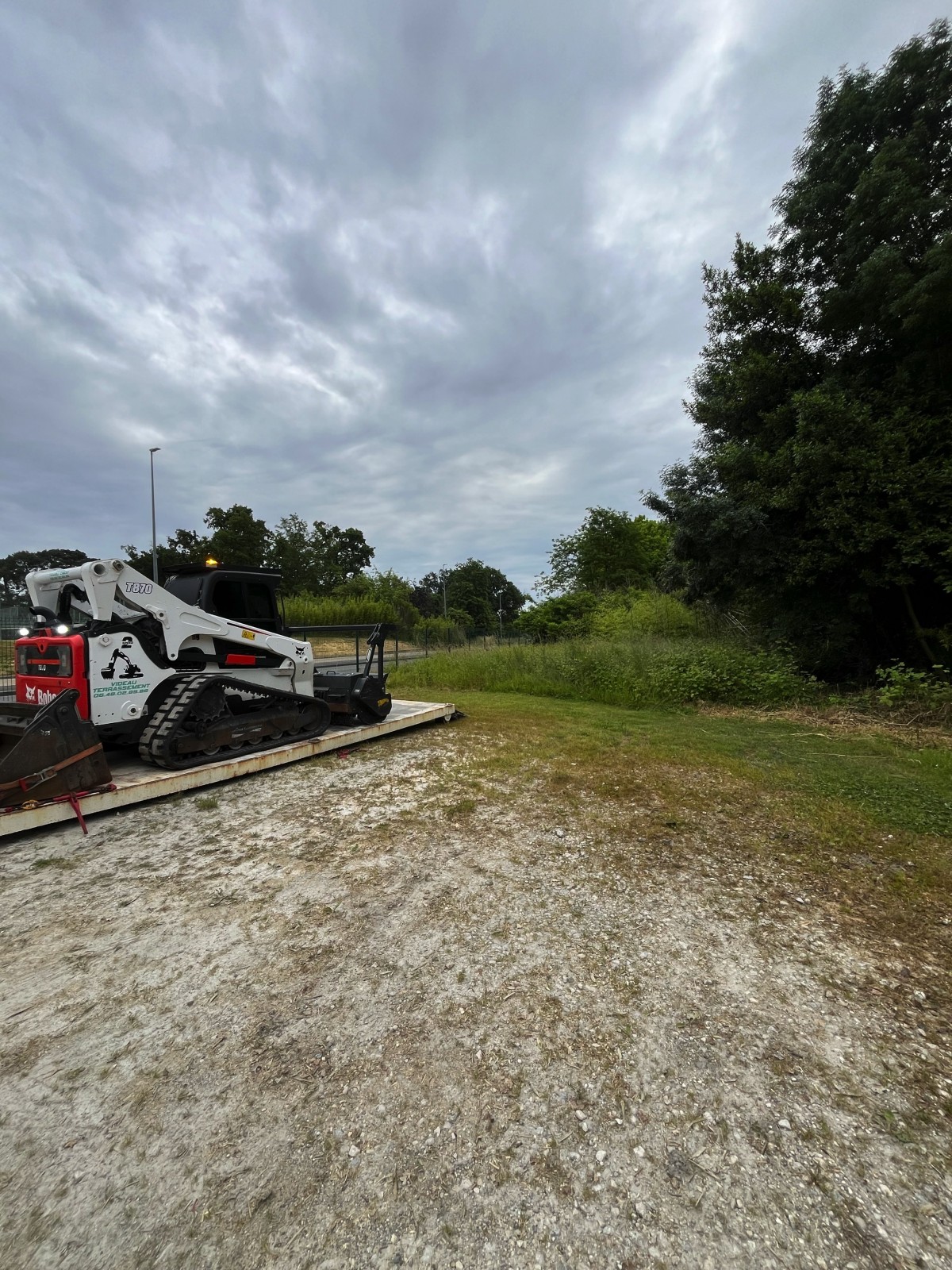 Défrichement de terrain et broyage forestier sur Blanquefort proche de Bordeaux .