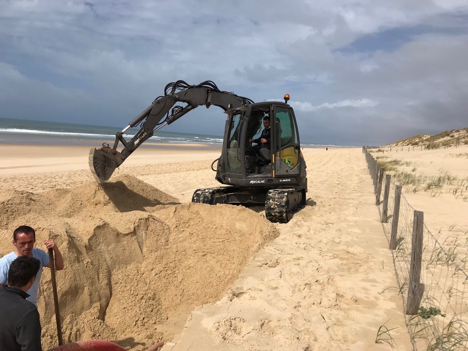 Travaux de terrassement sur les dunes proche du Cap Ferret du Bassin d’Arcachon