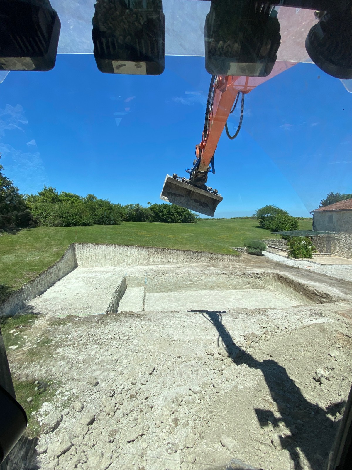 Terrassement d’un pool house avec piscine sur un terrain en pente  à Civrac en Gironde