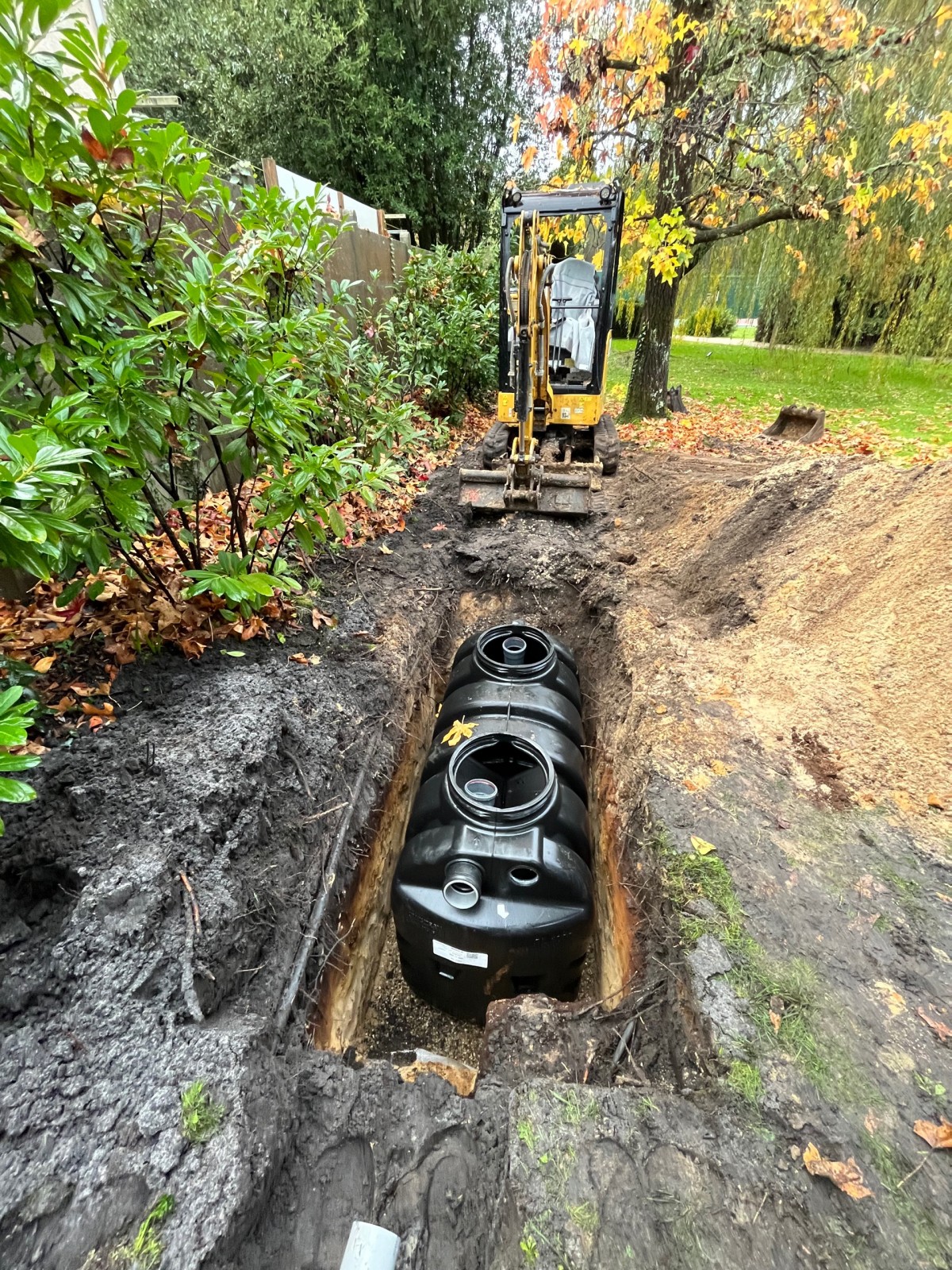 Pose d’une fosse toutes eaux sur la commune de Pessac proche de bordeaux en Gironde .