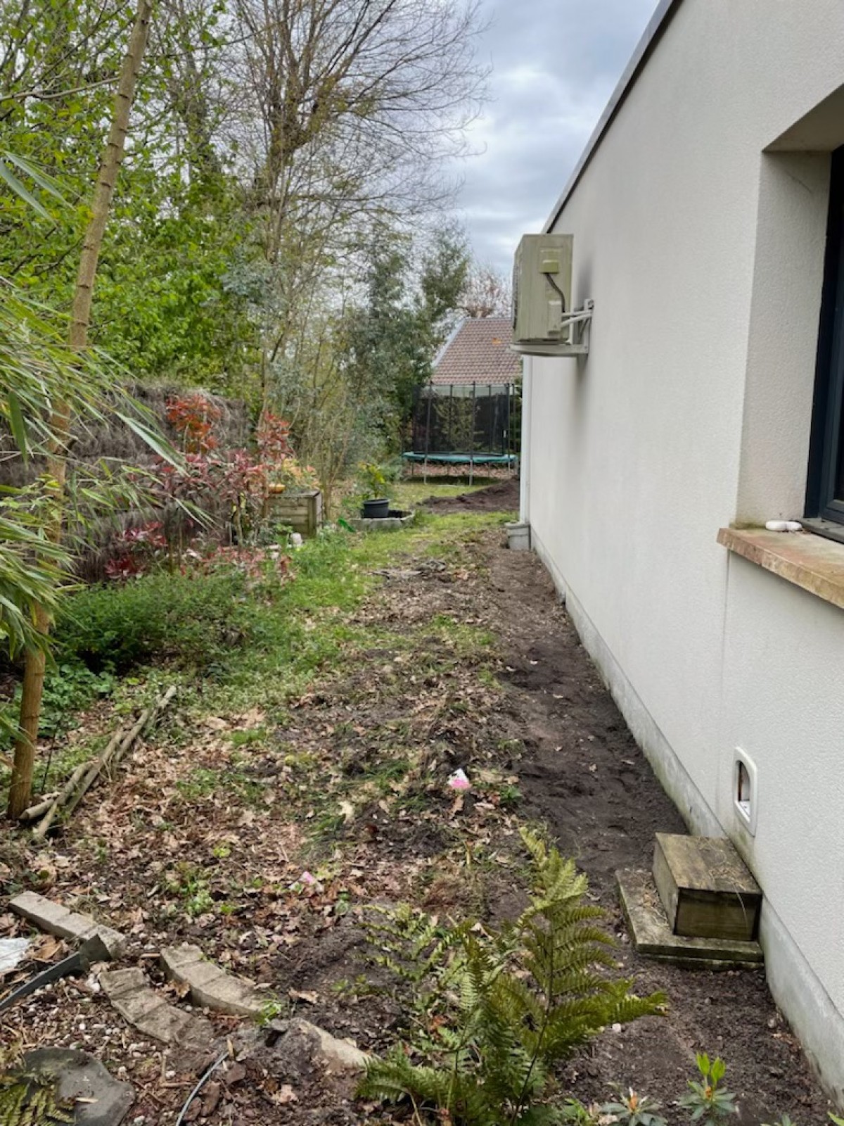 Aménagement extérieur terrain avec accès réduit autour d’une maison sur Saint Médard en Jalles en Gironde