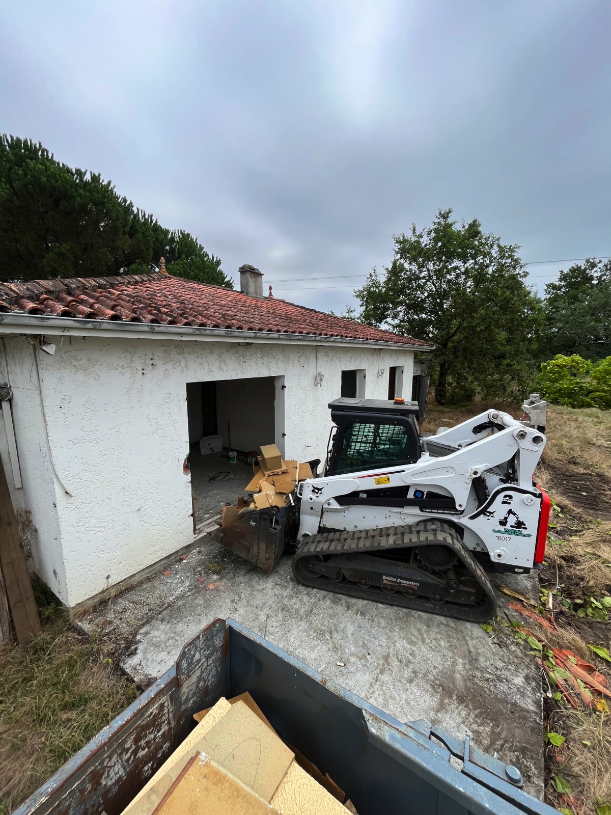 Démolition d’une maison avec des dépendances à Margaux Cantenac dans le Médoc