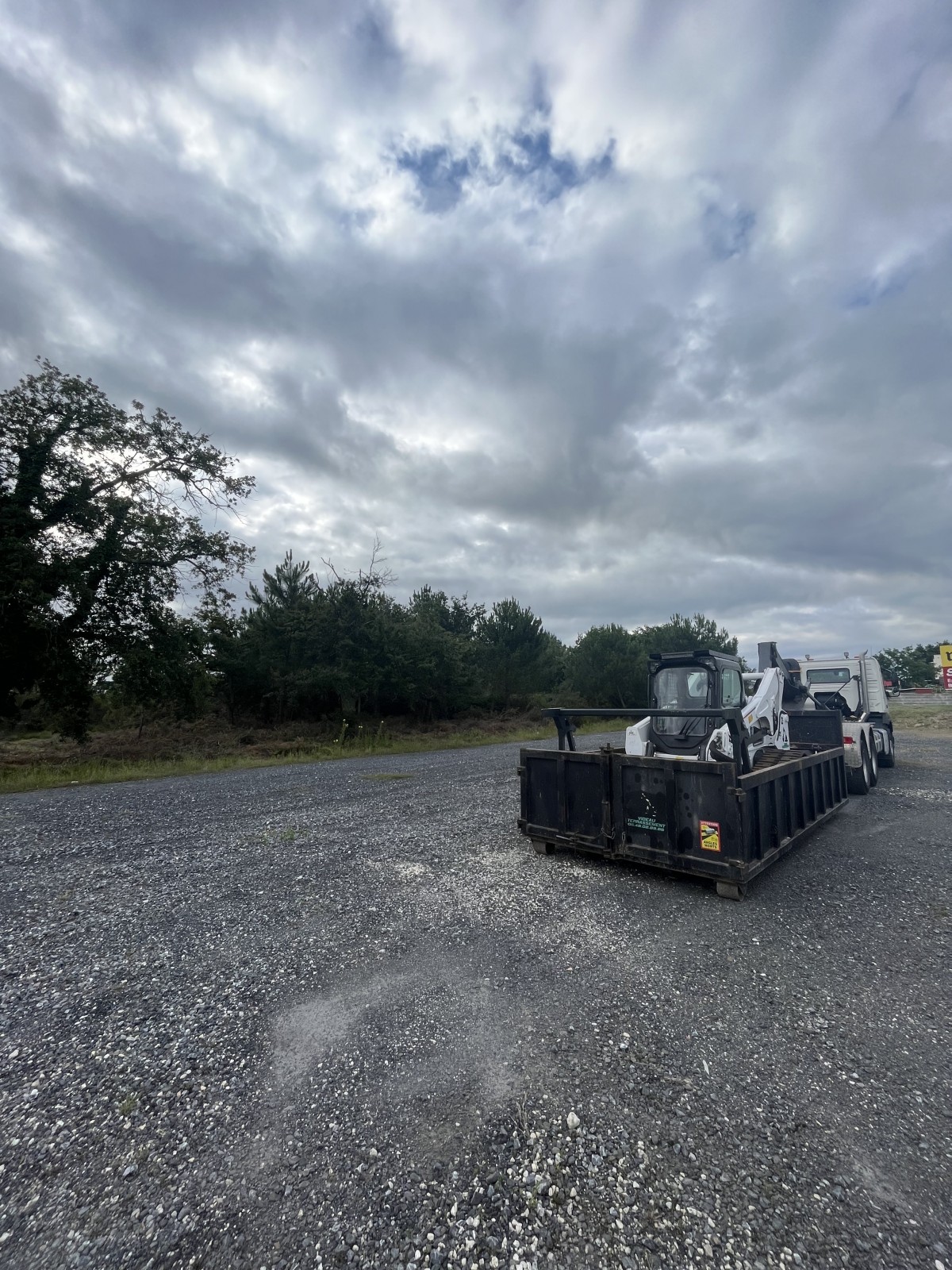 Location chargeuse compacte à chenille pour broyage forestier à La Teste-de-buch en Gironde