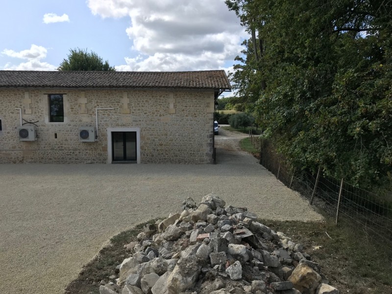 Démolition garage Blanquefort: garage avec un empierrement