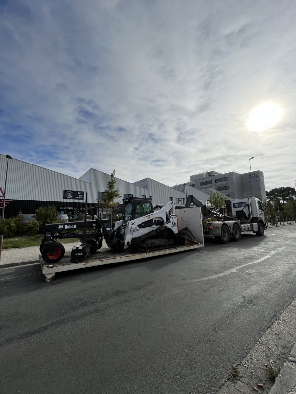 Location mini niveleuse Bobcat 6t avec lame guidage 2D à Bordeaux en Gironde