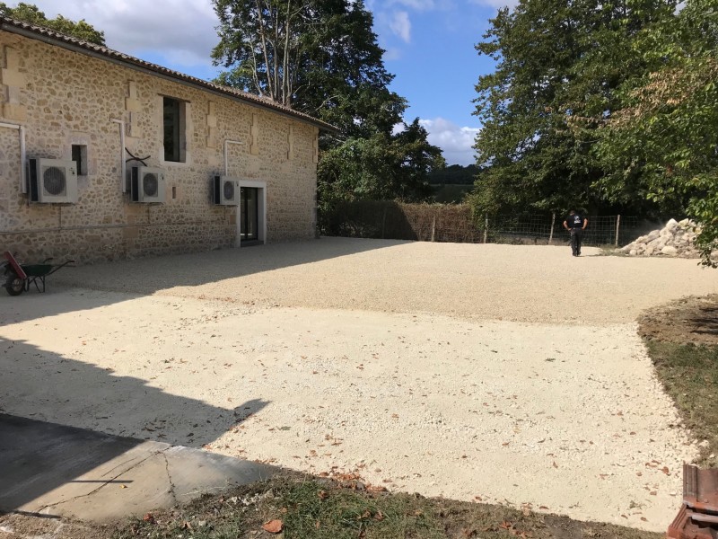 Démolition garage Blanquefort: garage avec un empierrement