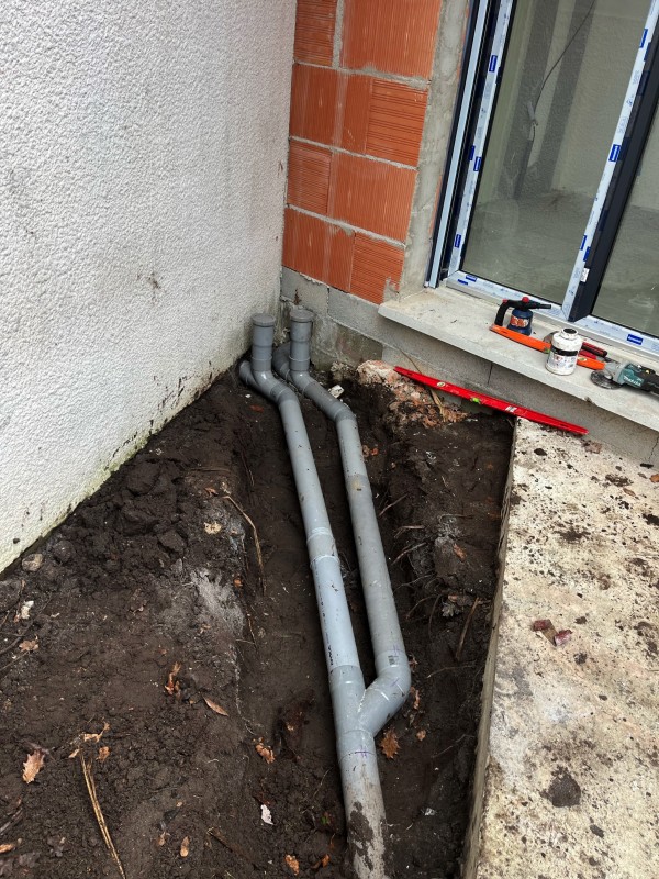 Terrassement sur une maison avec fourniture de terre végétale sur la commune de Saint Aubin de Médoc .