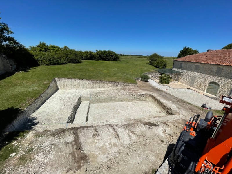 Terrassement d’un pool house avec piscine sur un terrain en pente  à Civrac en Gironde