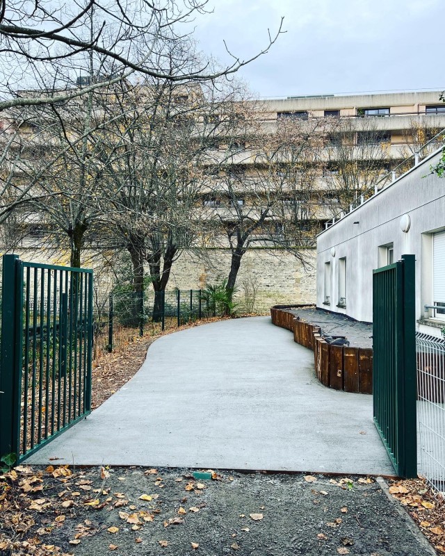 Réalisation d’un cheminement piéton en dalle béton et finition béton balayé à Bordeaux en Gironde