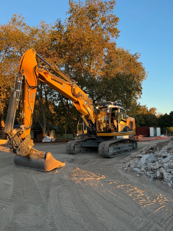 Terrassement et évacuation de terre sur un terrain sur la commune de Pessac en Gironde