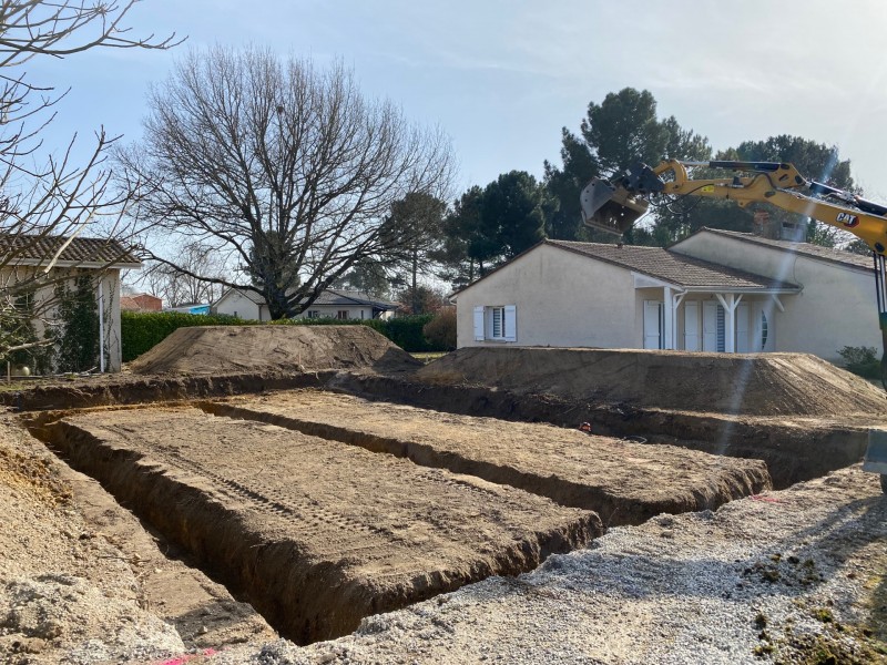 Terrassement plateforme pour les fondations d’une maison sur la commune du Taillan Médoc en Gironde