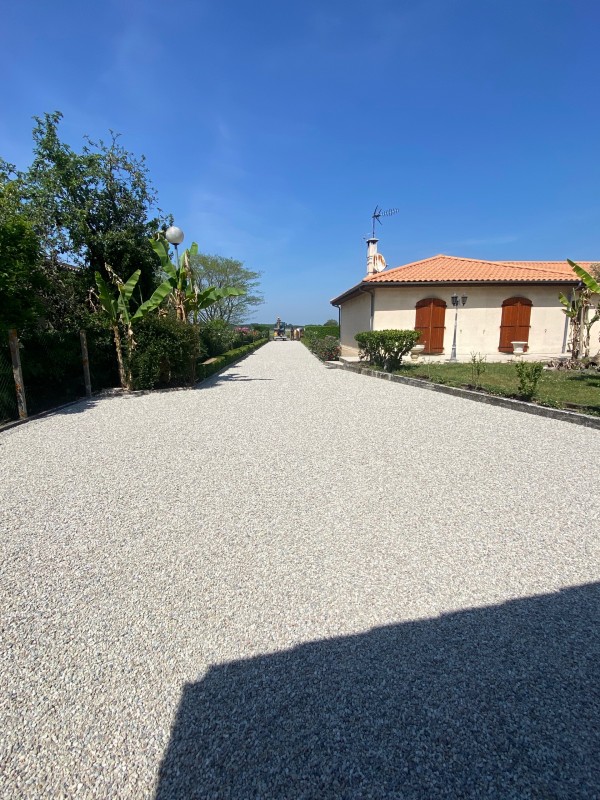 Réalisation d'une allée en cailloux carrossable en diorite à Saint Médard en Jalles en Gironde