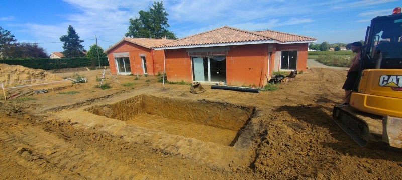 Terrassement de piscine avec nivellement des terres à Saint Germain du Puch en Gironde