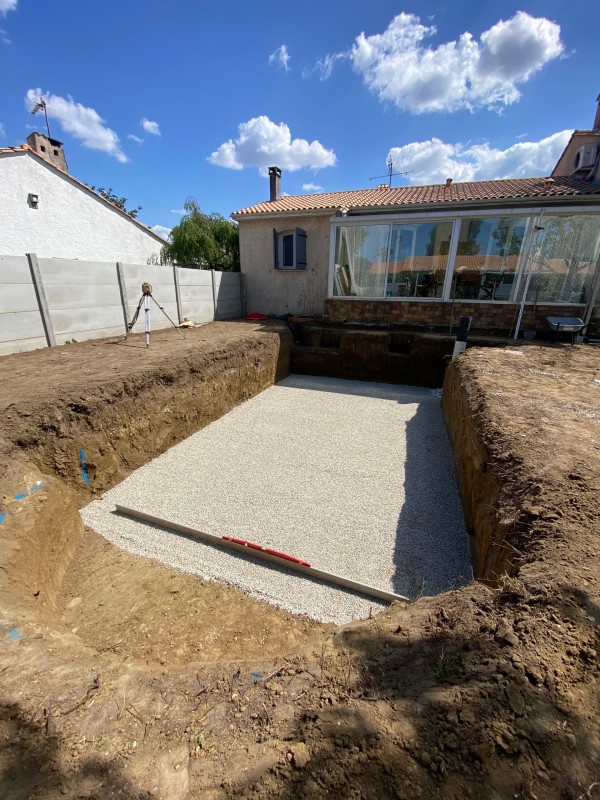 Terrassement terrain pour une piscine pour un client sur la commune du Taillan Médoc en Gironde
