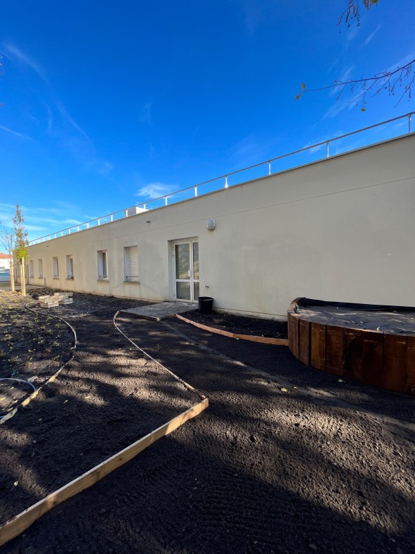 Création d’un cheminement piéton avec pose de coffrage bois et pose d’un béton balayé à Bordeaux en Gironde