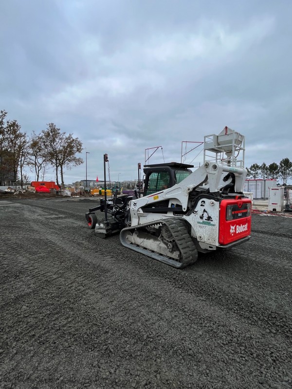 Location de niveleuse sur Bobcat à chenille à Mérignac