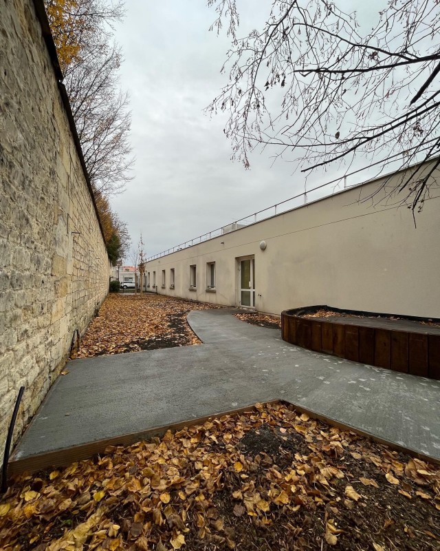 Réalisation d’un cheminement piéton en dalle béton et finition béton balayé à Bordeaux en Gironde