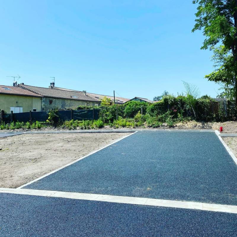Création parking avec béton concassé, bordures béton, caniveaux et enrobé pour accès réduit au Taillan Medoc en Gironde.
