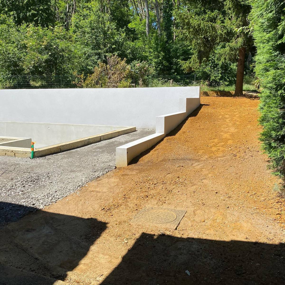 Terrassement et empierrement pour futur terrasse piscine proche de Bordeaux en Gironde