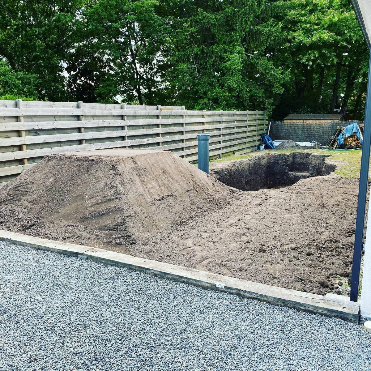 Terrassement piscine et aménagement extérieur avec accès réduit à Saint Médard en Jalles