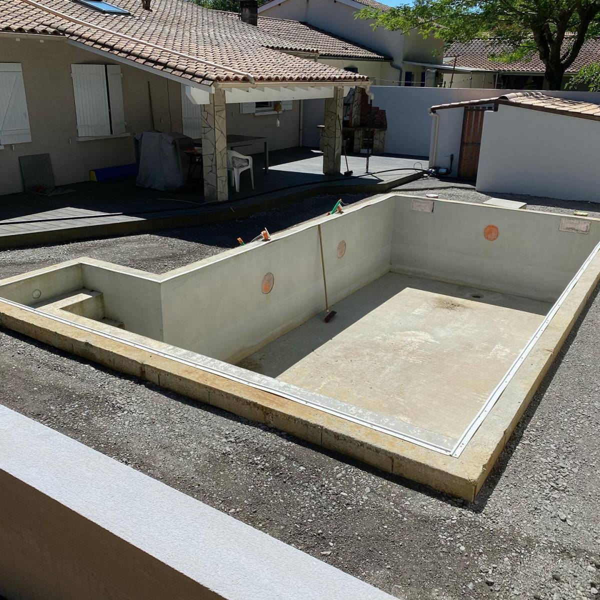Terrassement et empierrement pour futur terrasse piscine proche de Bordeaux en Gironde