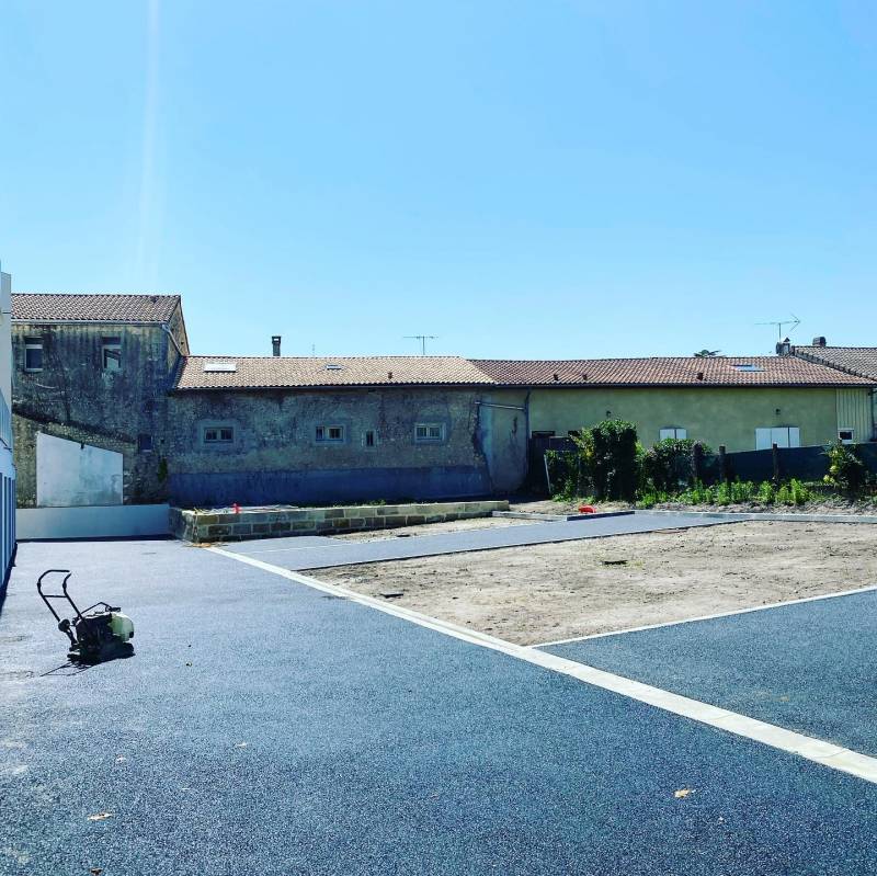 Création parking avec béton concassé, bordures béton, caniveaux et enrobé pour accès réduit au Taillan Medoc en Gironde.