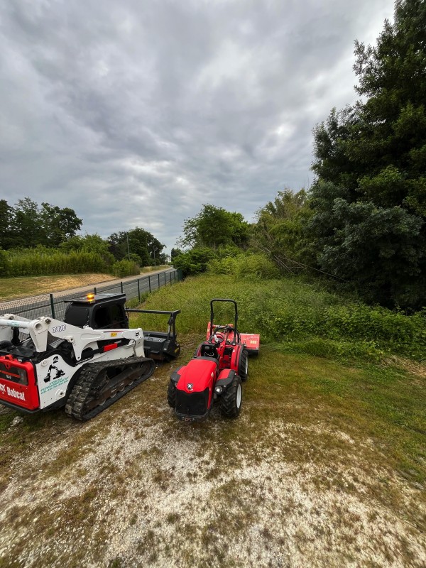 Défrichement de terrain et broyage forestier sur Blanquefort proche de Bordeaux .