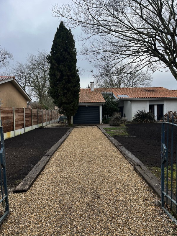 Terrassement sur une maison avec fourniture de terre végétale sur la commune de Saint Aubin de Médoc .