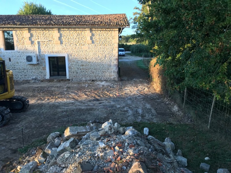 Démolition garage Blanquefort: garage avec un empierrement