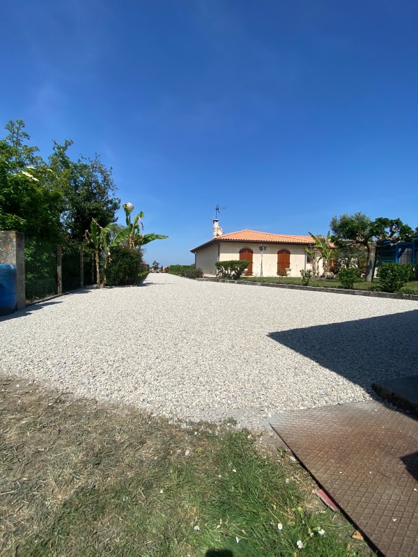 Réalisation d'une allée en cailloux carrossable en diorite à Saint Médard en Jalles en Gironde