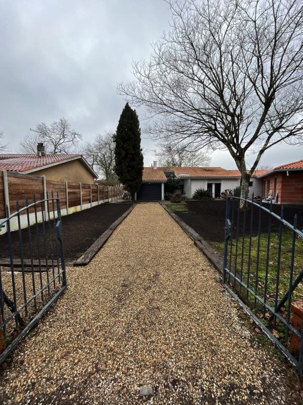 Terrassement sur une maison avec fourniture de terre végétale sur la commune de Saint Aubin de Médoc .