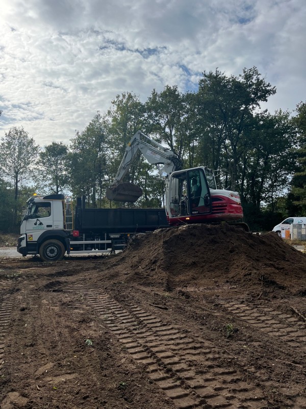 Terrassement terrain à Saint Aubin de Médoc en Gironde avec nivellement