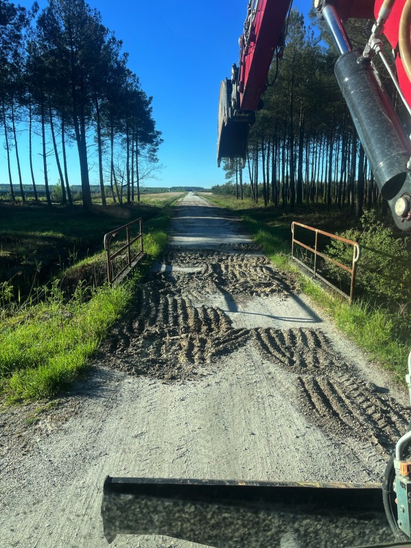 Location de niveleuse compacte  sur Bordeaux et en Gironde .