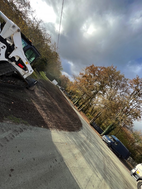 Terrassement et nivellement d’un accès avec lame niveleuse 2D sur bobcat sur le pian  proche de bordeaux   en Gironde