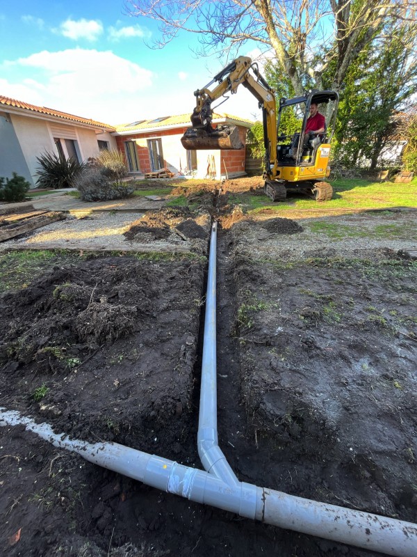 Terrassement sur une maison avec fourniture de terre végétale sur la commune de Saint Aubin de Médoc .