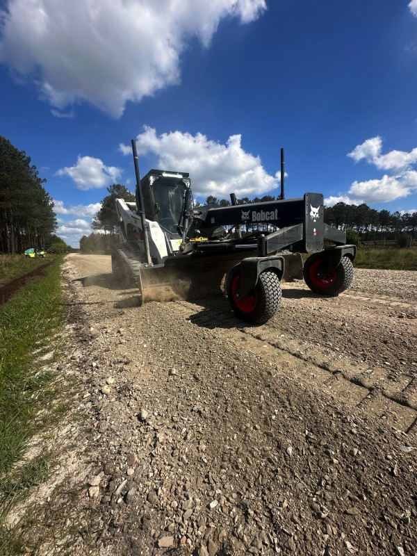 Location de niveleuse compacte  sur Bordeaux et en Gironde .