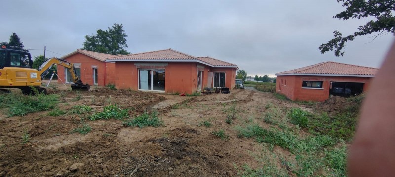 Terrassement de piscine avec nivellement des terres à Saint Germain du Puch en Gironde