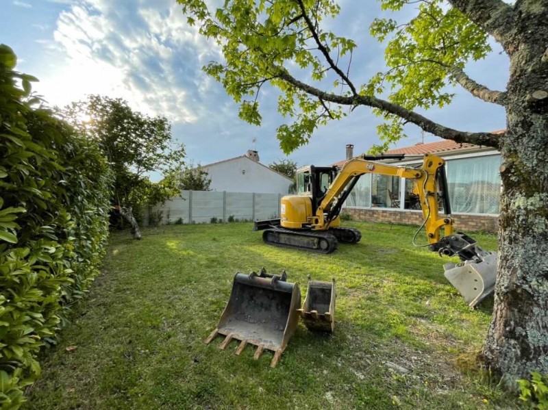 Terrassement terrain pour une piscine pour un client sur la commune du Taillan Médoc en Gironde