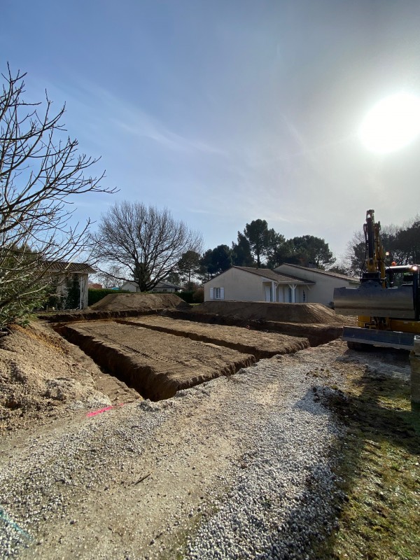 Terrassement plateforme pour les fondations d’une maison sur la commune du Taillan Médoc en Gironde