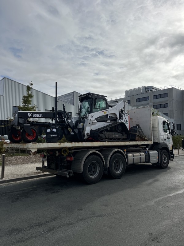 Location mini niveleuse Bobcat 6t avec lame guidage 2D à Bordeaux en Gironde