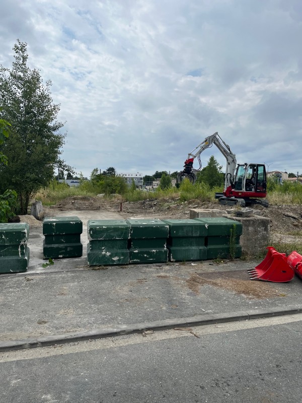 Traitement des déchets sur un dépôt sauvage à Bègles en Gironde
