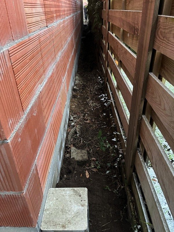 Terrassement sur une maison avec fourniture de terre végétale sur la commune de Saint Aubin de Médoc .