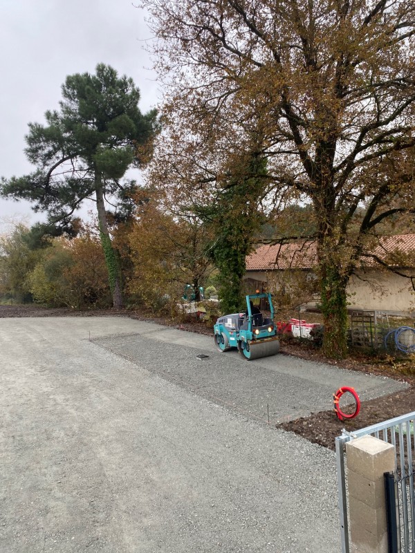 Aménagement extérieur pour la réalisation d'un parking en diorite à Canéjan en Gironde