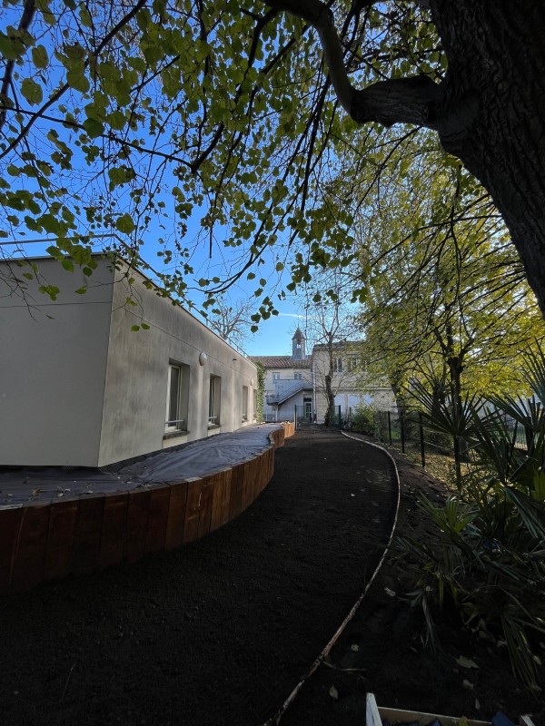 Création d’un cheminement piéton avec pose de coffrage bois et pose d’un béton balayé à Bordeaux en Gironde