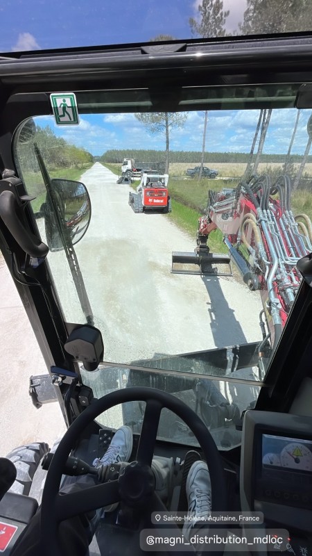 Location de niveleuse compacte  sur Bordeaux et en Gironde .